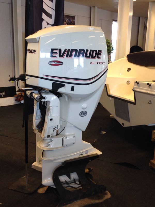 Evinrude 150PK in fantastische staat.COMMON ELEMENTS  Limited Warranty3-Year, Non-Declining Engine typeV6 60° E-TEC DI Displacement158 cu in/2589 cc Recommended fuel87 Octane Emissions complianceCARB 3 Star, U.S EPA, European Union Recommended OilEvinrude/Johnson XD100™ Oil Propshaft HP150 HP (112 kw) @ 5650 RPM Full Throttle RPM Range5300-6000 tr/min Alternator output133 Amps Total Output/ 50 Amps Net Dedicated Fuel induction	E-TEC Direct Fuel Injection w/stratified low RPM combustion mode Lubrication	Multi-point, targeted oiling Bore x Stroke	3.6 x 2.558 in / 91 x 66 mm